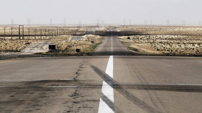 الطريق-الساحلي-يربط-بين-شرق-ليبيا-وغربها